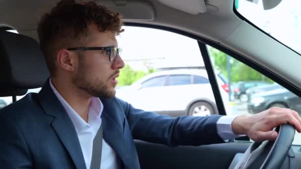 Jovem Empresário Irritado Dirigindo Carro Cidade Enquanto Expressava Sua Raiva — Vídeo de Stock
