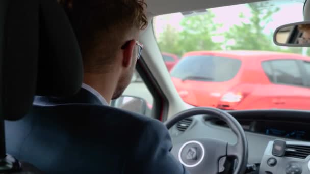 Motorista Mãos Volante Dentro Carro Estrada Jovem Dirigindo Carro Cidade — Vídeo de Stock