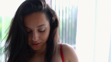 İç çamaşırlı, kameraya bakıp pencerenin yanında hareket eden muhteşem, kışkırtıcı bayanı yakından çek. Ağır çekim. Seksi bir vücut. Evde iç çamaşırlı, beyaz, güzel bir kadın var. Yakınlık kavramı