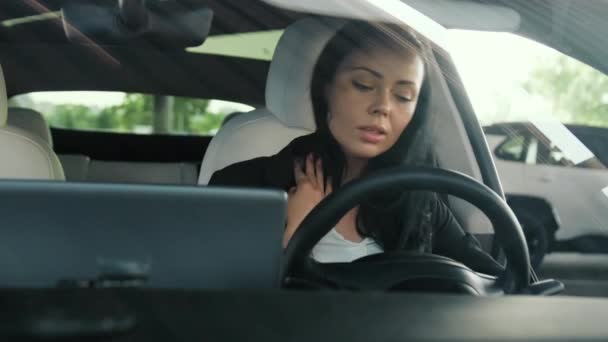 Genç Bayan Arabada Emniyet Kemerini Takıyor Sürmeye Hazır Güvenli Sürüş — Stok video
