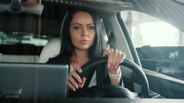Aufmerksame Autofahrerin Die Steuer Händchenhaltend Auf Die Straße Blickt Fahrsicherheit — Stockvideo