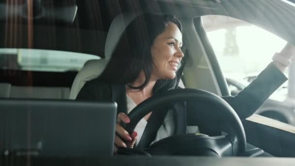 Усміхнена Молода Бізнес Леді Дивлячись Вікно Автомобіля Махаючи Рукою Їде — стокове відео