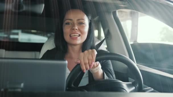 Uśmiechnięta Młoda Kobieta Używająca Pasów Bezpieczeństwa Ciesząca Się Jazdą Mieście — Wideo stockowe