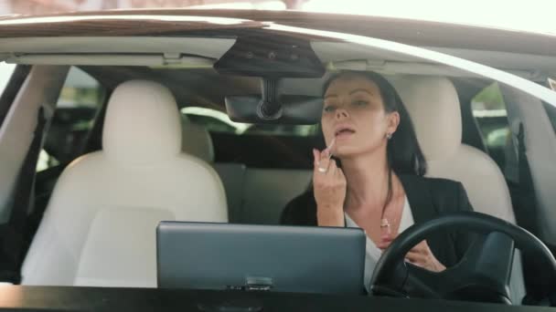 Söt Ung Kvinna Som Använder Läppstift Tittar Backspegeln Bil Transport — Stockvideo