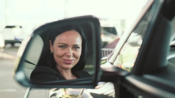 Araba Aynasında Gülümseyen Güzel Bir Kadın Sürücü Yansıması Güvenli Sürüş — Stok video