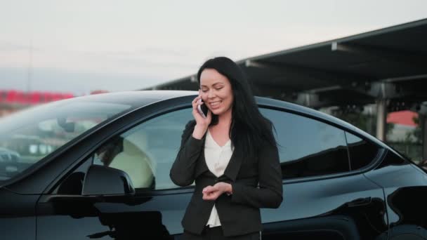 Smiling Young Woman Talking Mobile Phone Black Car Background Outdoors — Stock Video