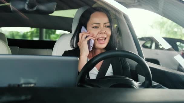 Oburzona Kobieta Przeklinająca Podczas Rozmowy Przez Telefon Siedząca Samochodzie Transport — Wideo stockowe