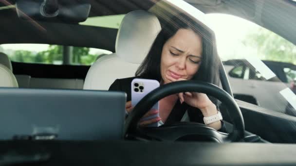 Spokojna Kobieta Trzymająca Smartfona Podczas Czytania Wiadomości Siedząca Samochodzie Transport — Wideo stockowe