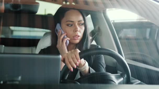 Genç Bir Kadını Şehirde Araba Kullanırken Telefonla Konuşuyor Yola Bakıyor — Stok video