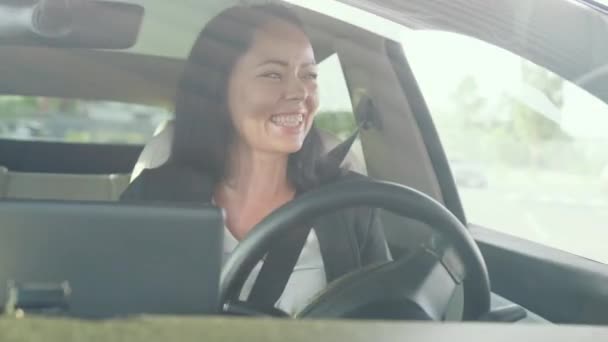 Sorrindo Mulher Bonita Olhando Estrada Enquanto Dirigindo Carro Cidade Condução — Vídeo de Stock