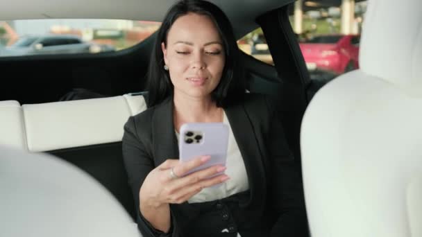 Щаслива Бізнес Леді Тримає Мобільний Телефон Смс Повідомлення Під Час — стокове відео