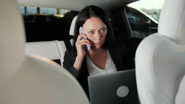 Зайнята Бізнес Леді Розмовляє Мобільному Телефоні Друкує Ноутбуці Під Час — стокове відео