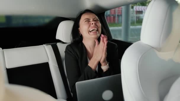 Szczęśliwa Młoda Kobieta Świętująca Sukces Pracując Laptopem Siedząc Samochodzie Transport — Wideo stockowe