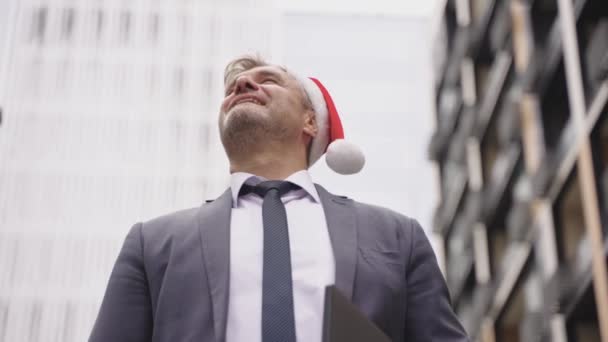 Lächelnder Erwachsener Geschäftsmann Mit Weihnachtsmütze Und Laptop Freien Hintergrund Ein — Stockvideo