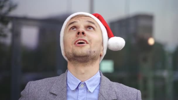 Usmívající Mladý Obchodník Klobouku Santa Clause Zatímco Vyhazuje Peníze Vzduchu — Stock video
