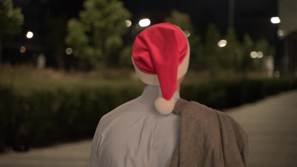 Giovane Con Cappello Babbo Natale Che Cammina Città Sera Tenendo — Video Stock