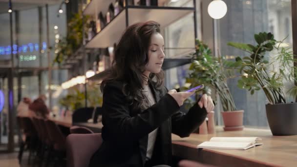 Jovem Que Trabalha Café Enquanto Segura Telefone Celular Digitando Tirando — Vídeo de Stock