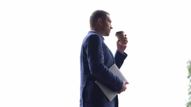 Widok Boku Biały Przystojny Mężczyzna Profesjonalny Trzymając Laptopa Picia Kawy — Wideo stockowe