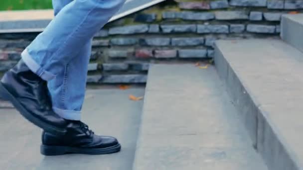 Piernas Hombre Subiendo Escaleras Hombre Con Jeans Botas Negras Cultivado — Vídeos de Stock