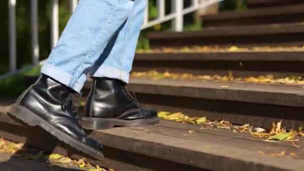 Hombre Elegante Subiendo Las Escaleras Del Parque Ciudad Follaje Escalera — Vídeos de Stock