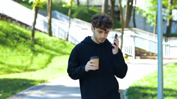 Stylowy Facet Odbierający Telefon Smartfonie Krzyczący Stojący Parku Trzymający Kawę — Wideo stockowe