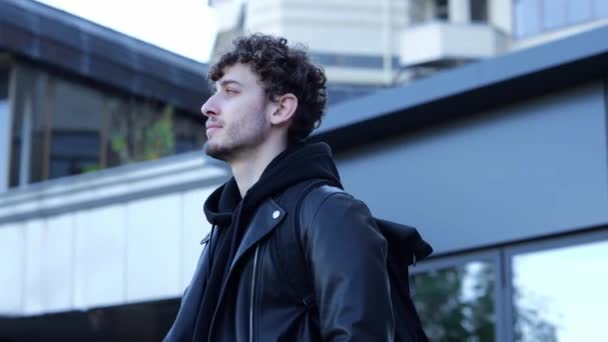 Lächelnder Junger Mann Posiert Mit Einem Rucksack Und Steht Stadtpark — Stockvideo