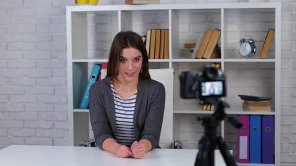 Vlogger Feminino Caucasiano Atraente Olhando Para Câmera Falando Sobre Filmagem — Vídeo de Stock