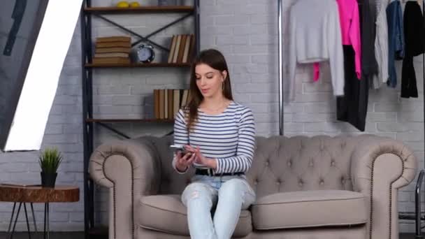 Una Bloguera Sonriente Sosteniendo Teléfono Inteligente Sentada Sofá Grabando Video — Vídeos de Stock