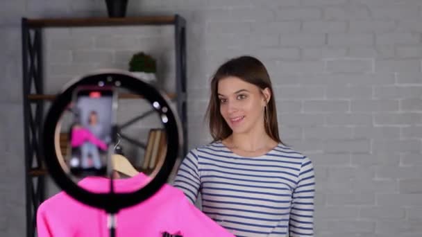 Krásná Běloška Která Prodává Oblečení Online Mobilním Telefonem Svém Obchodě — Stock video