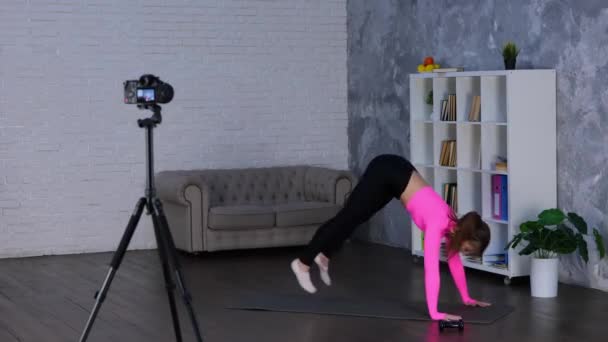 胖胖的年轻女士在家里的客厅里锻炼 同时做尿布 训练和功能性锻炼 女性为Vlog录制体育视频 实时视频 — 图库视频影像
