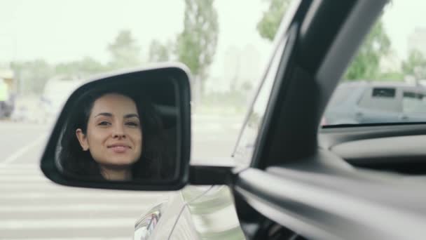 Щаслива Молода Леді Дивиться Дзеркало Збоку Машині Безпека Водіння Транспорт — стокове відео