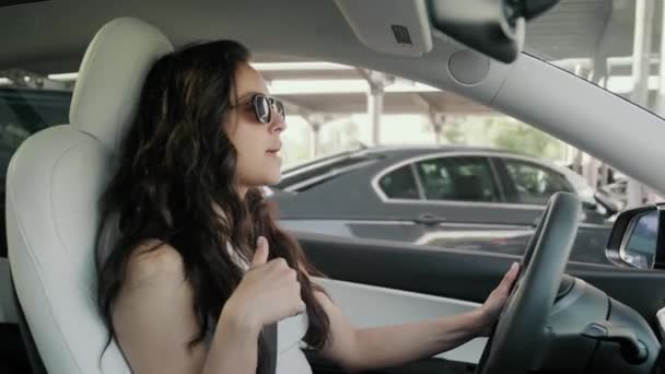 Щаслива Молода Леді Сонцезахисних Окулярах Керує Автомобілем Співаючи Пісню Вид — стокове відео
