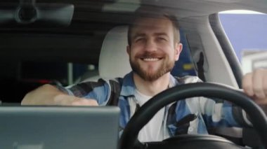 Eğlenirken dans eden, arabada müzik dinleyen, gülümseyen beyaz adam. Yaşam tarzı, ulaşım konsepti. Yavaş çekim