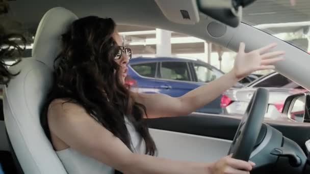 Налякана Жінка Водій Сонцезахисних Окулярах Кермом Автомобіля Перед Аварією Дтп — стокове відео
