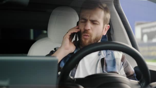 Wütender Mann Sitzt Auto Während Smartphone Der Hand Hält Und — Stockvideo