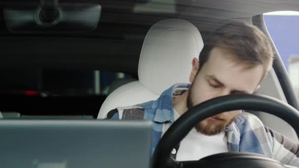 車のドライバー席に座って 旅行前にバックビューミラーを眺めているひげ付きの男 安全運転 旅行コンセプト スローモーション — ストック動画