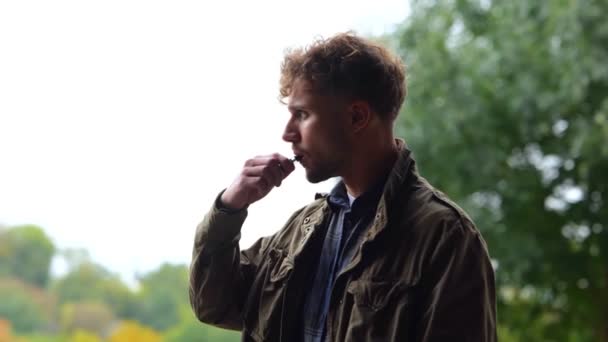 Seitenansicht Des Kaukasischen Jungen Gutaussehenden Mannes Raucht Draußen Einen Vape — Stockvideo