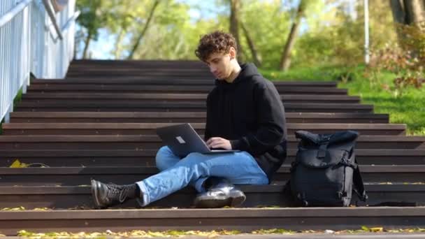 Stilvoller Typ Der Mit Laptop Arbeitet Während Auf Der Treppe — Stockvideo