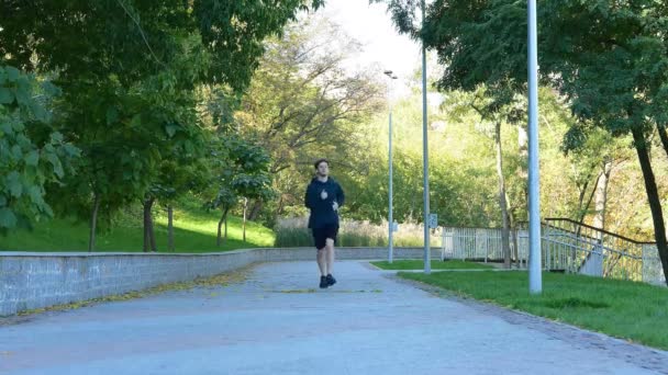 Przystojny Facet Biegający Zewnątrz Młody Biały Mężczyzna Biegający Parku Letni — Wideo stockowe