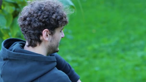 Вид Збоку Молодий Кавказький Менеджер Масажує Ногу Зеленому Парку Сидячи — стокове відео