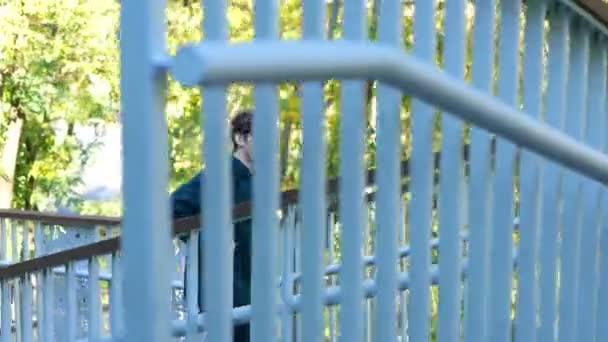 Αθλητής Λαχανιάζει Μετά Τζόκινγκ Νεαρός Καυκάσιος Ανεβαίνει Σκάλες Στο Πάρκο — Αρχείο Βίντεο