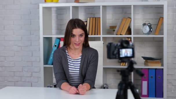 Attraktiv Kaukasisk Kvindelig Vlogger Kigger Kameraet Taler Videooptagelse Med Teknologi – Stock-video