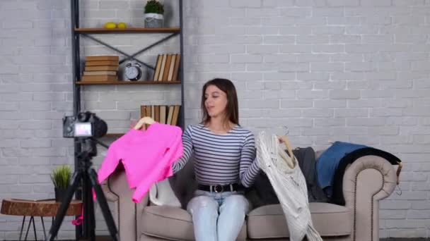 Atrakcyjna Kobieta Vlogger Siedzi Kanapie Patrząc Kamerę Przemawiając Przed Kamerą — Wideo stockowe