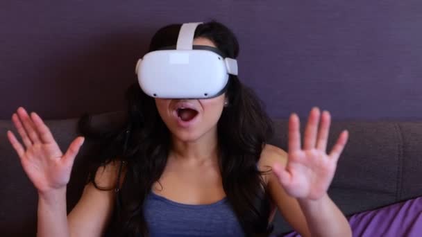 Felice Femmina Utilizzando Realtà Virtuale Simulazione Donna Che Indossa Occhiali — Video Stock