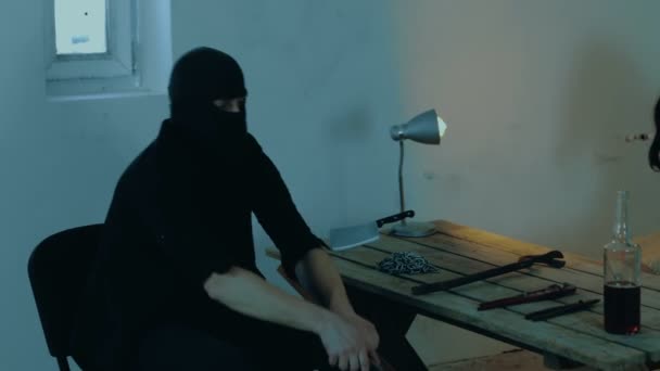 Террорист Мужчина Держит Пистолет Похищая Молодую Женщину Качестве Заложницы Заброшенном — стоковое видео
