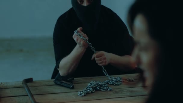 Kötü Suçlu Bodrumda Bir Masada Oturuyor Elinde Zincir Tutuyor Kaçıranın — Stok video