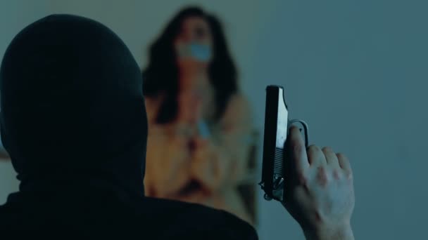 Férfi Emberrabló Fegyverrel Kezében Női Túsz Ellen Fél Sír Kötéllel — Stock videók