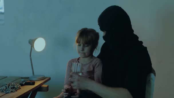 Kidnappeur Qui Sert Verre Eau Une Petite Otage Voleur Enfant — Video