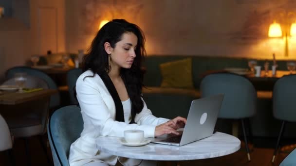 Όμορφη Νεαρή Κυρία Δακτυλογραφεί Στο Laptop Ενώ Έχει Διάλειμμα Για — Αρχείο Βίντεο