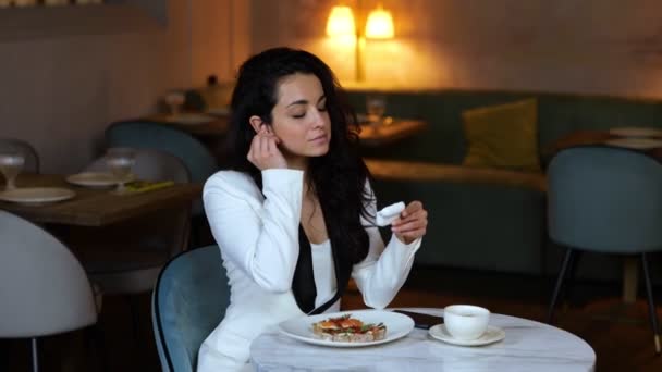 Jolie Dame Joyeux Déjeuner Dans Restaurant Utilisant Casque Sans Fil — Video